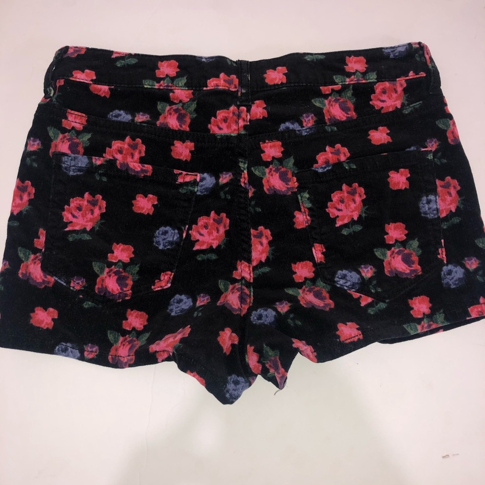 Forever 21 Red Roses Shorts Size 27 - Picture 2 of 7